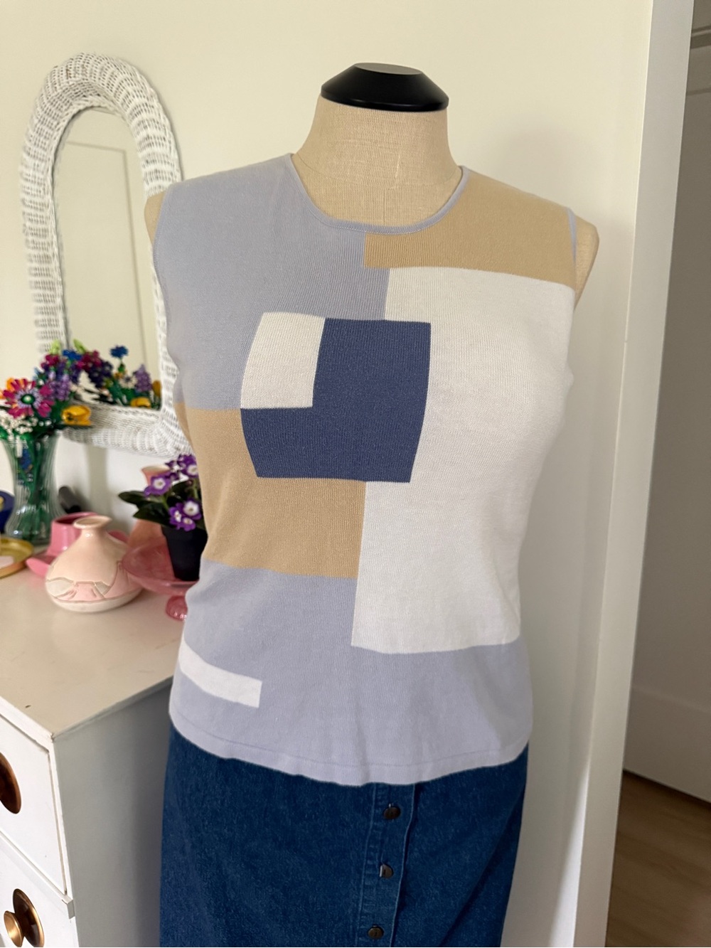 CConrad Sleeveless Geometric Knit Top in Light Blue, Beige & White
